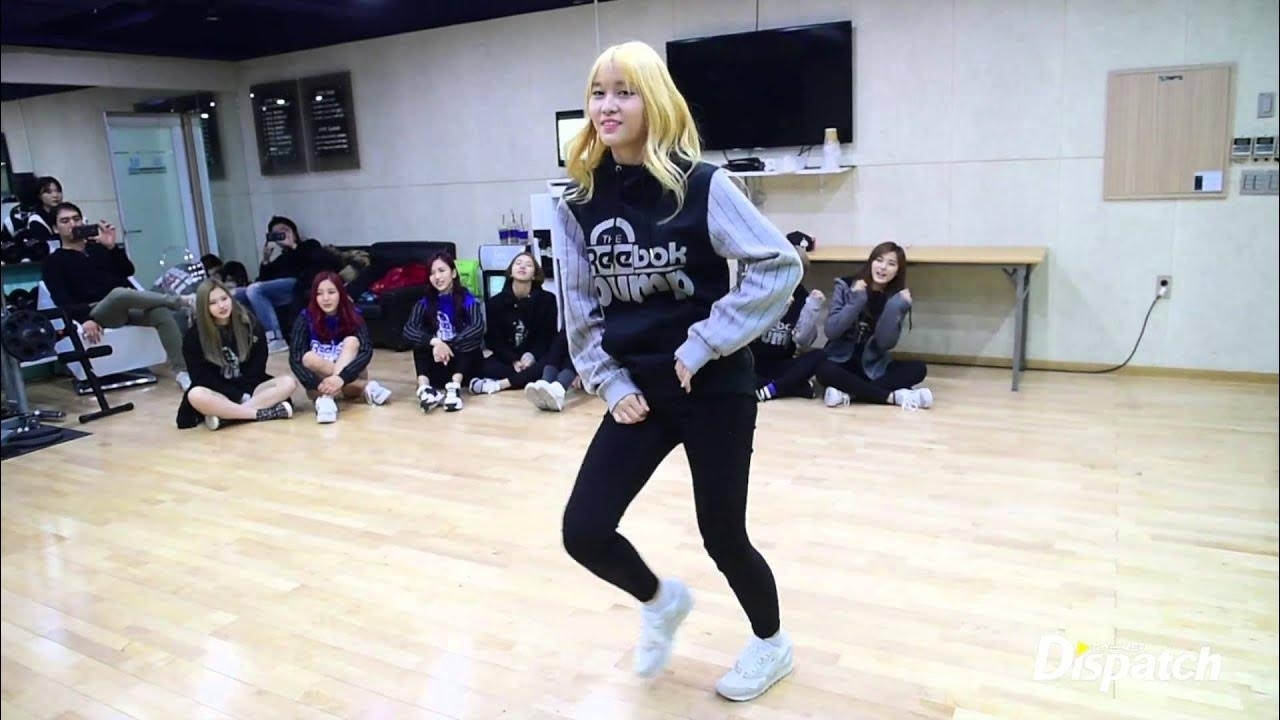 Momen yang diabadikan oleh penggemar Momo (TWICE)