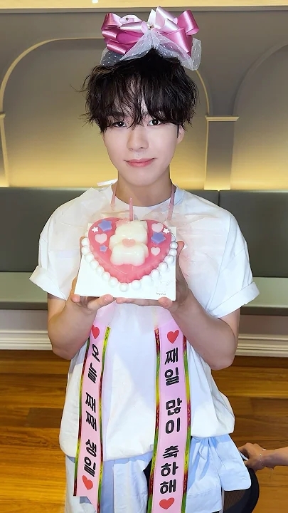 A heartfelt wallpaper shared by TREASURE's fans