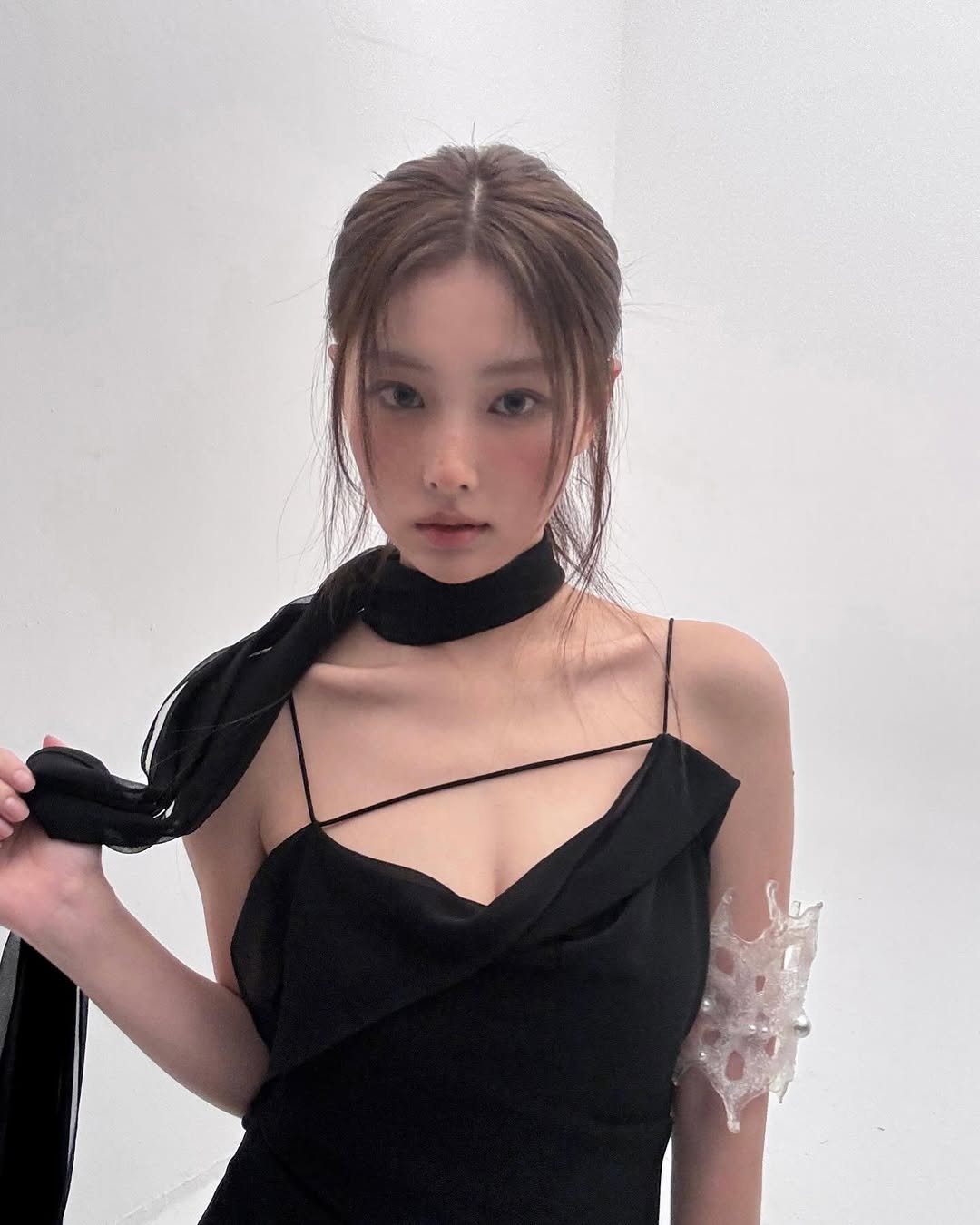 Behind-the-scenes cut of Kang Hyewon