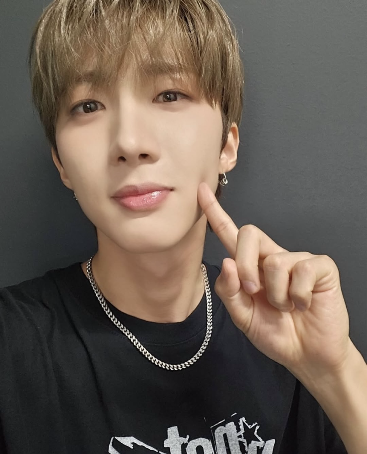 Behind-the-scenes cut of Hui (PENTAGON)