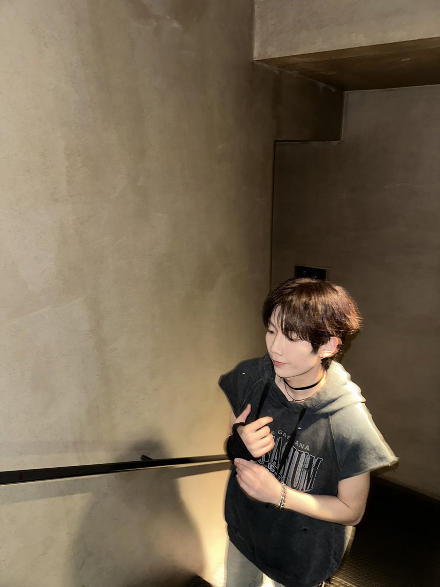 A moment captured by Hi-Fi Un!corn's fan