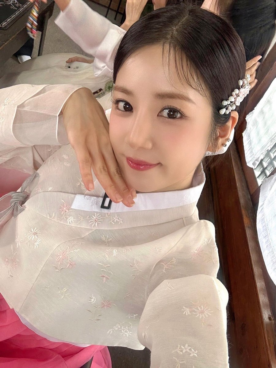 A moment captured by Apink's fan
