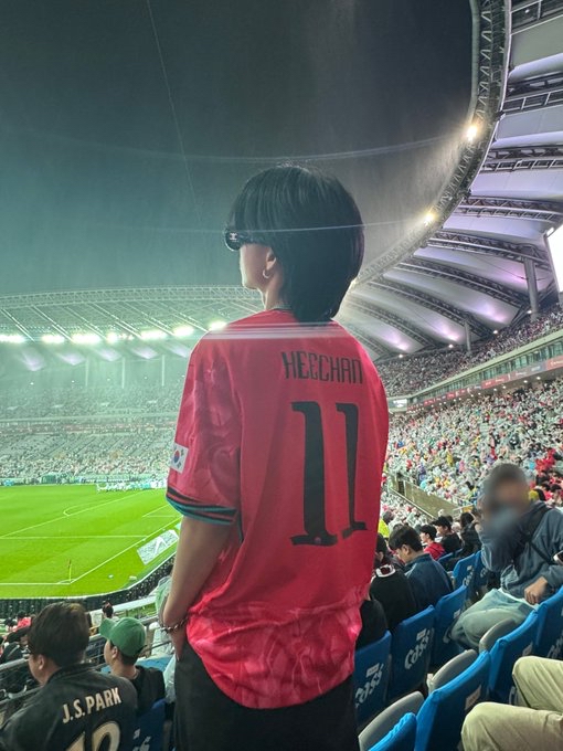 A moment captured by Hwi (TNX)'s fan