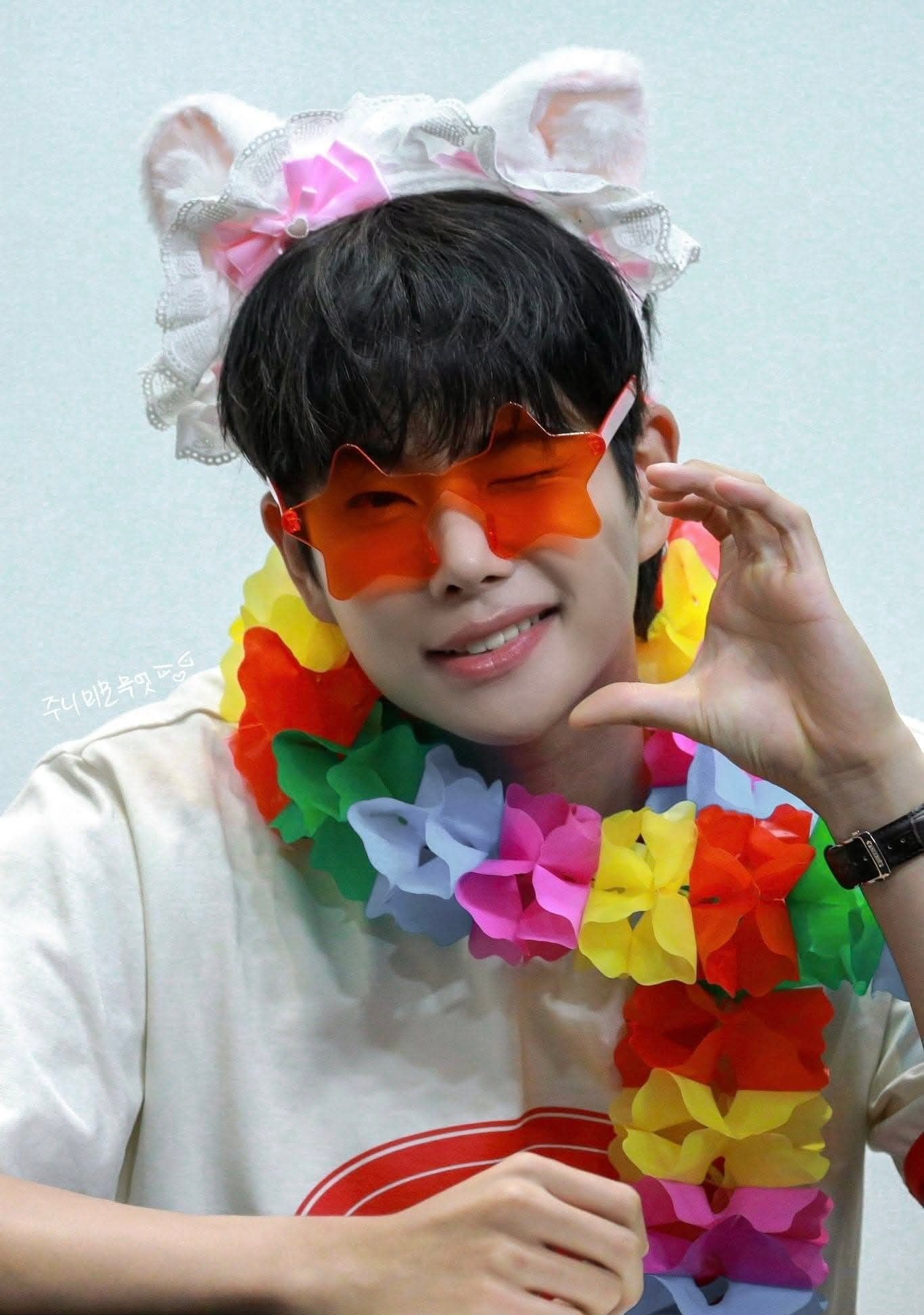 Behind-the-scenes cut of MJ (ASTRO)