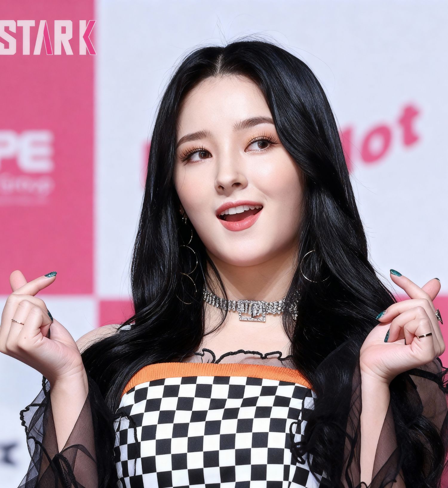 Behind-the-scenes cut of Nancy (MOMOLAND)