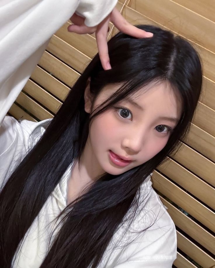 Behind-the-scenes cut of Wonhee (ILLIT)