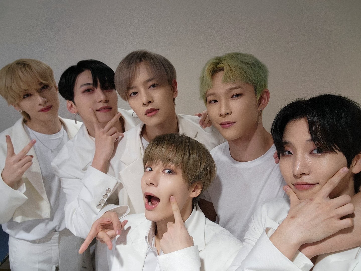 A moment captured by ONEUS's fan