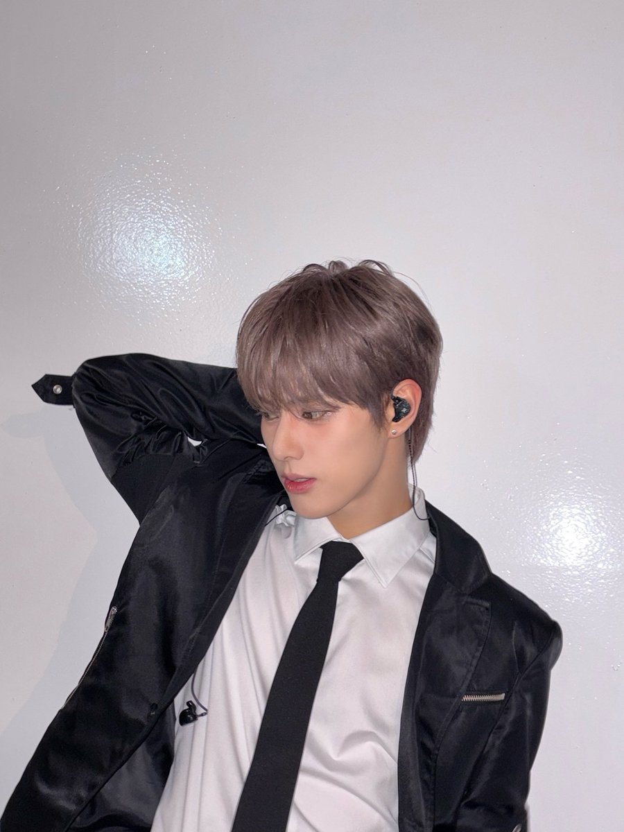 Behind-the-scenes cut of Xikers