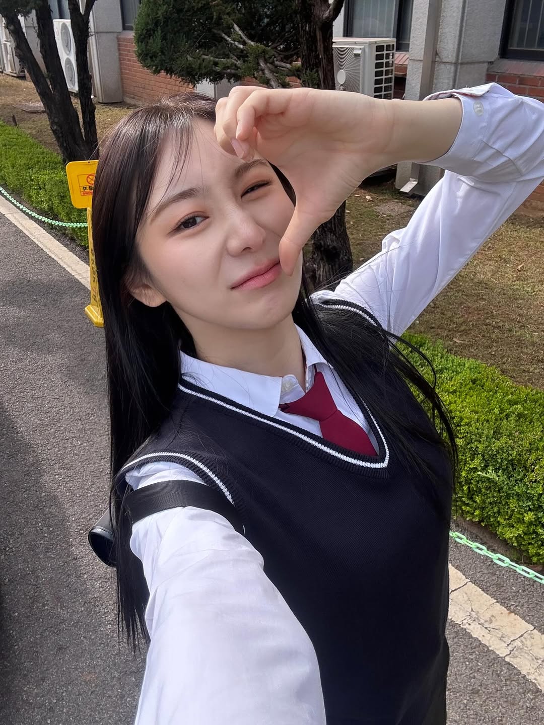 Behind-the-scenes cut of Lee Chaeyeon