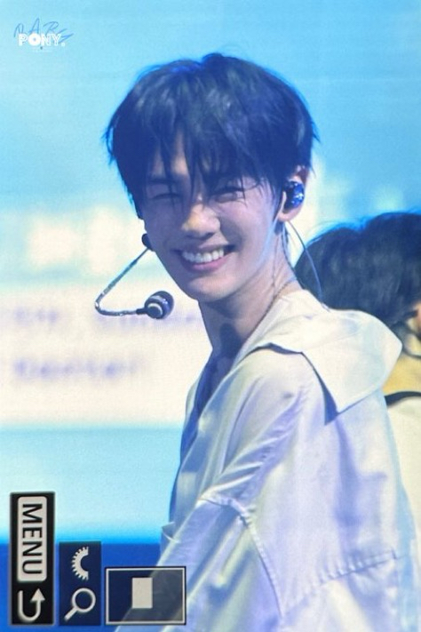 A moment captured by Kim Gyuvin (ZEROBASEONE)'s fan