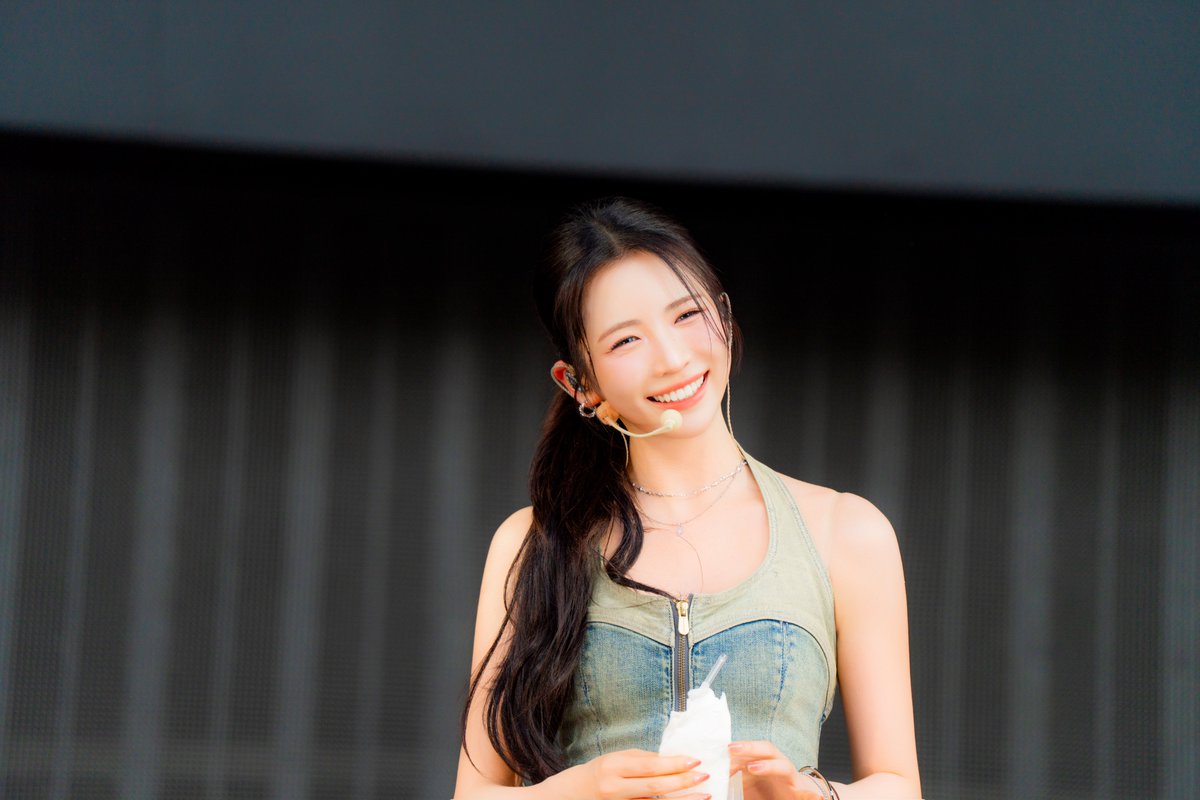 A moment captured by NiziU's fan