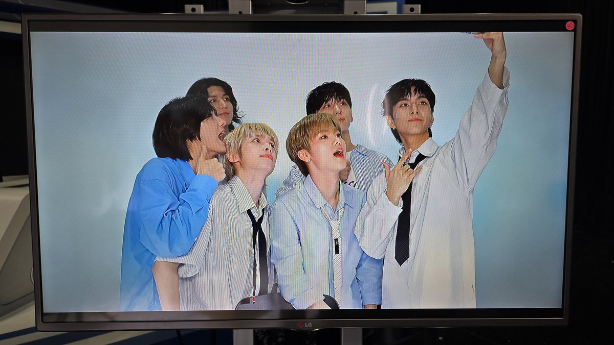 Behind-the-scenes cut of Xdinary Heroes