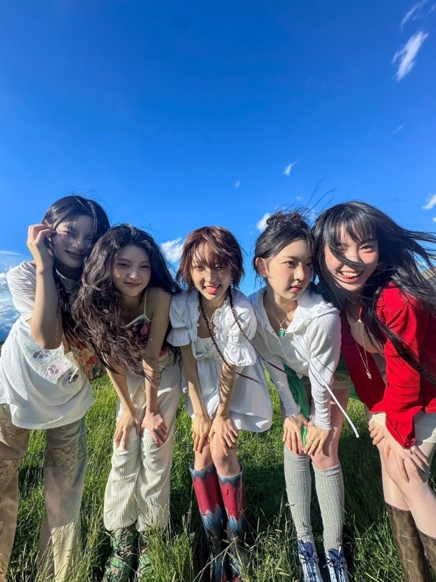 A moment captured by KiiiKiii's fan