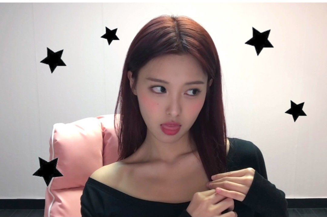 Latest photo of Ahin (MOMOLAND)