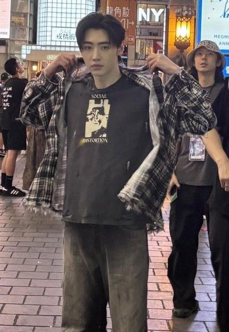 Recent activity shot of Sunghoon (ENHYPEN)