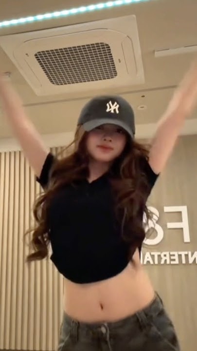 Today's most popular wallpaper in the Elisia (UNIS) community