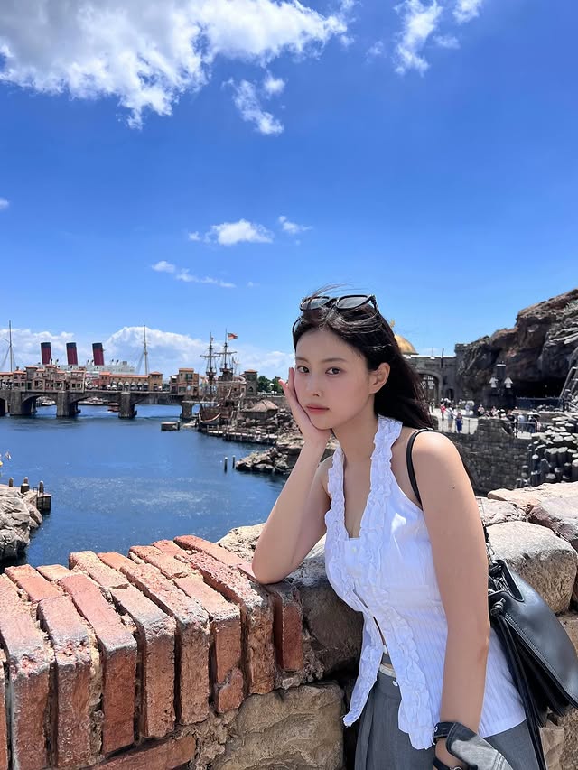 Behind-the-scenes cut of Kang Hyewon