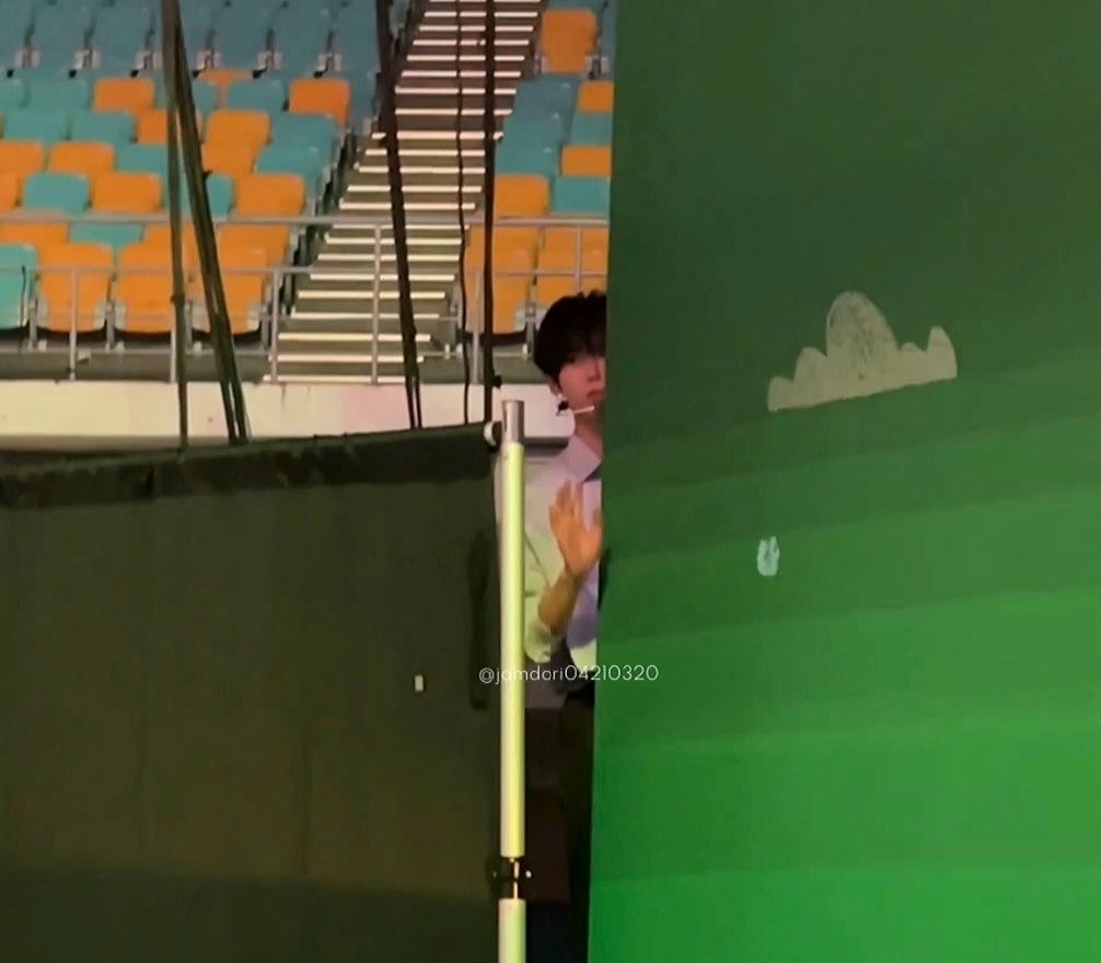 Behind-the-scenes cut of Han Yujin (ZEROBASEONE)
