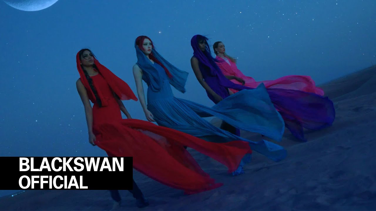 A moment captured by Blackswan's fan