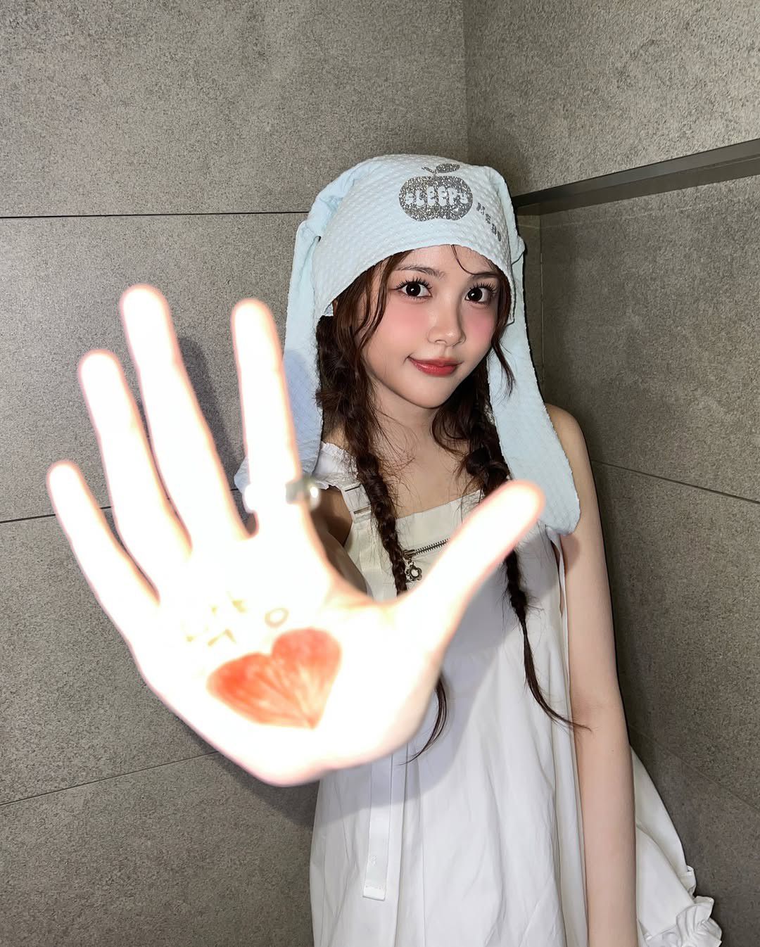 A moment captured by Hearts2Hearts's fan