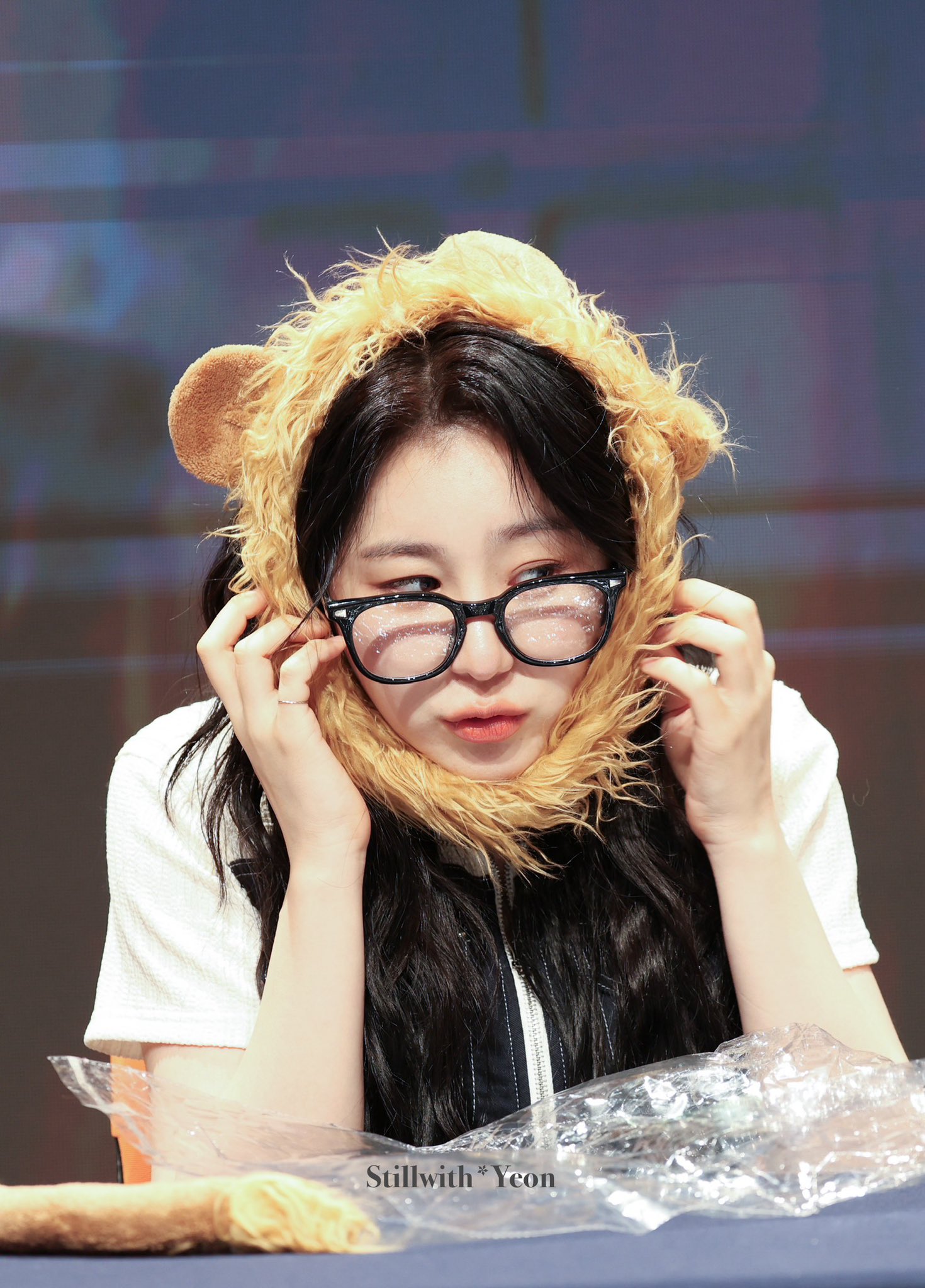 A moment captured by Lee Chaeyeon's fan