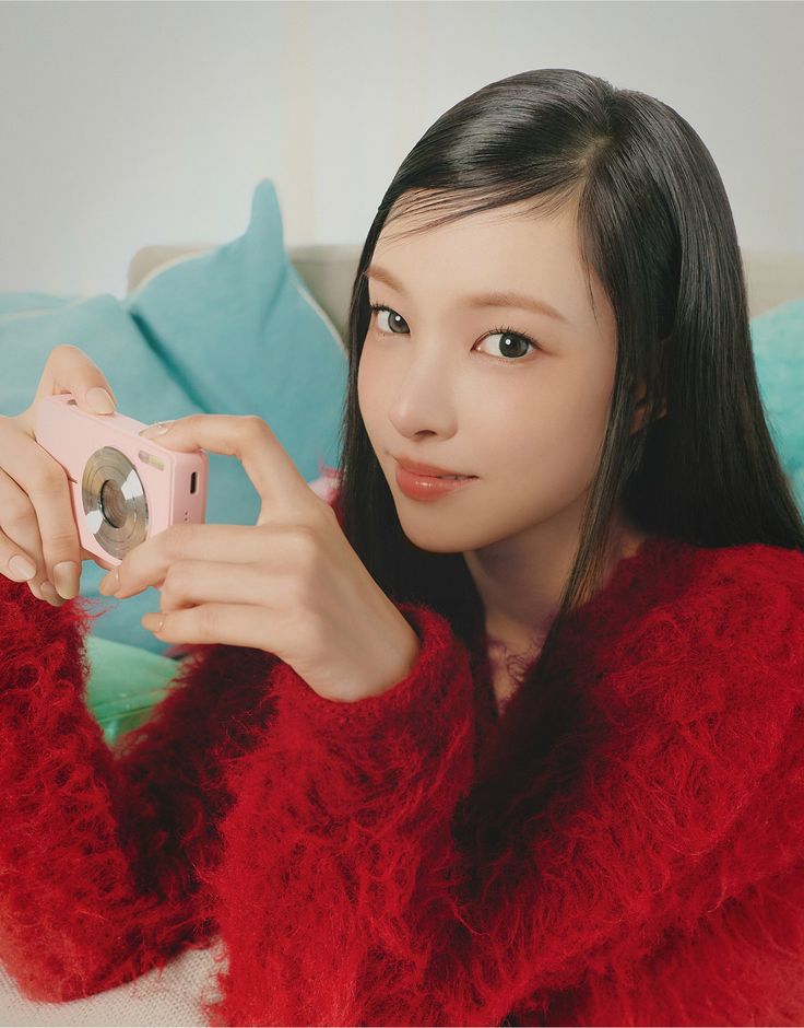 Behind-the-scenes cut of ILLIT