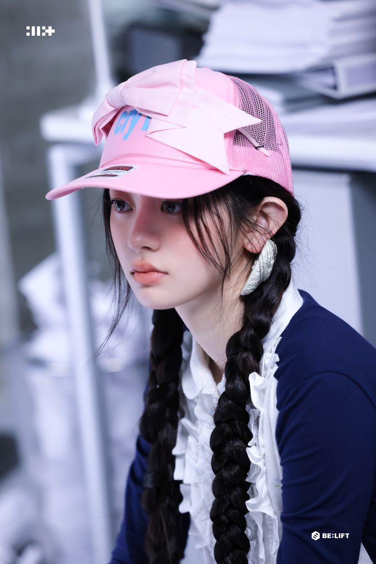 Behind-the-scenes cut of ILLIT