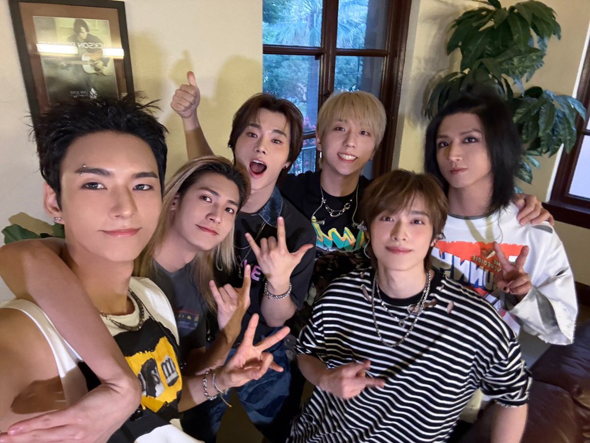 Behind-the-scenes cut of Xdinary Heroes