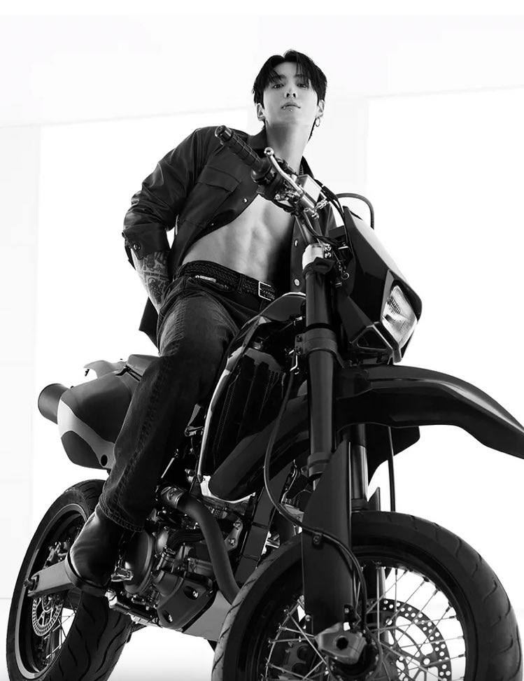 Foto aktivitas terbaru Jungkook (BTS)