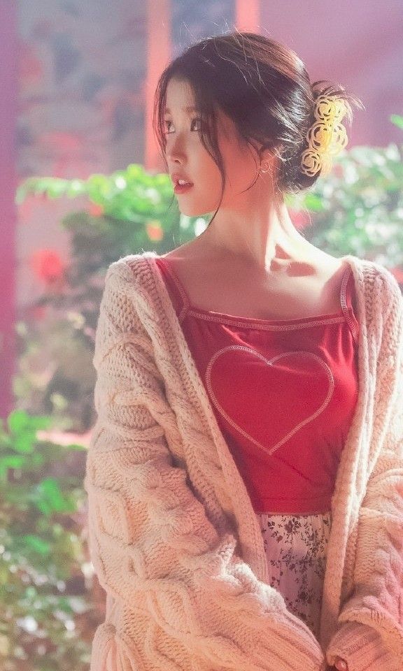 Behind-the-scenes cut of IU