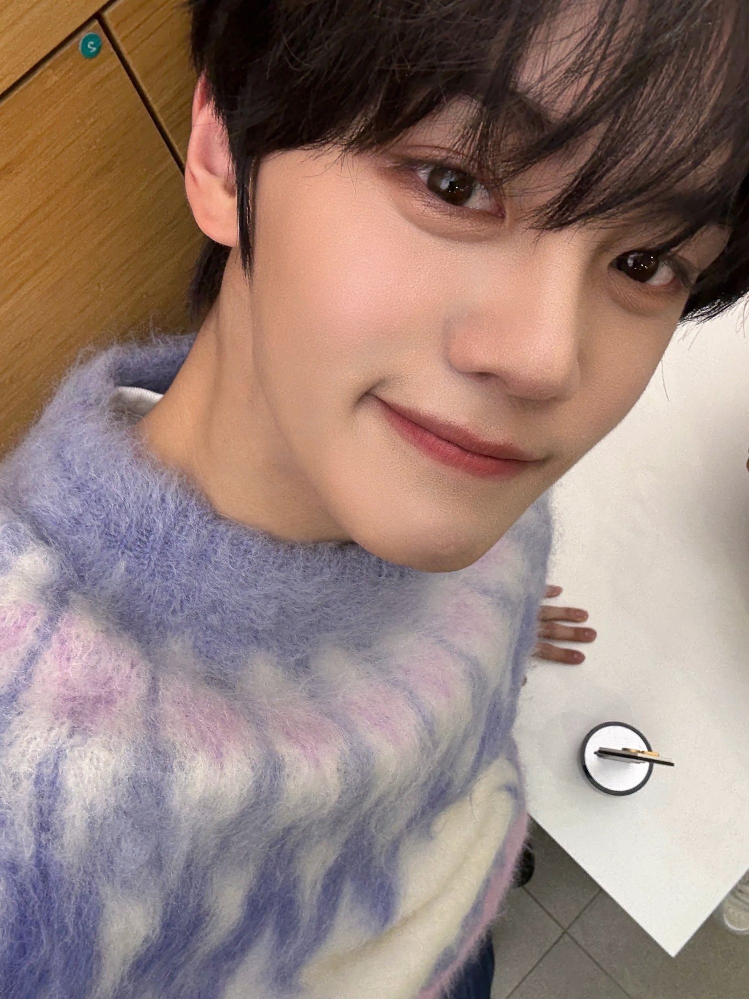 Recent activity shot of Kim Gyuvin (ZEROBASEONE)