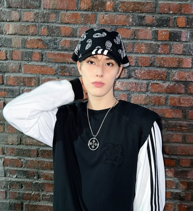 Behind-the-scenes cut of Jinsik (Xikers)