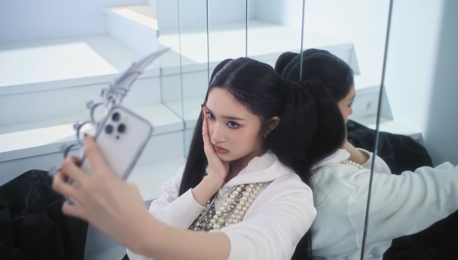 Recent activity shot of Leeseo (IVE)