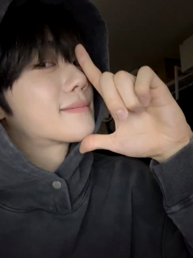 Latest photo of Kim Gyuvin (ZEROBASEONE)