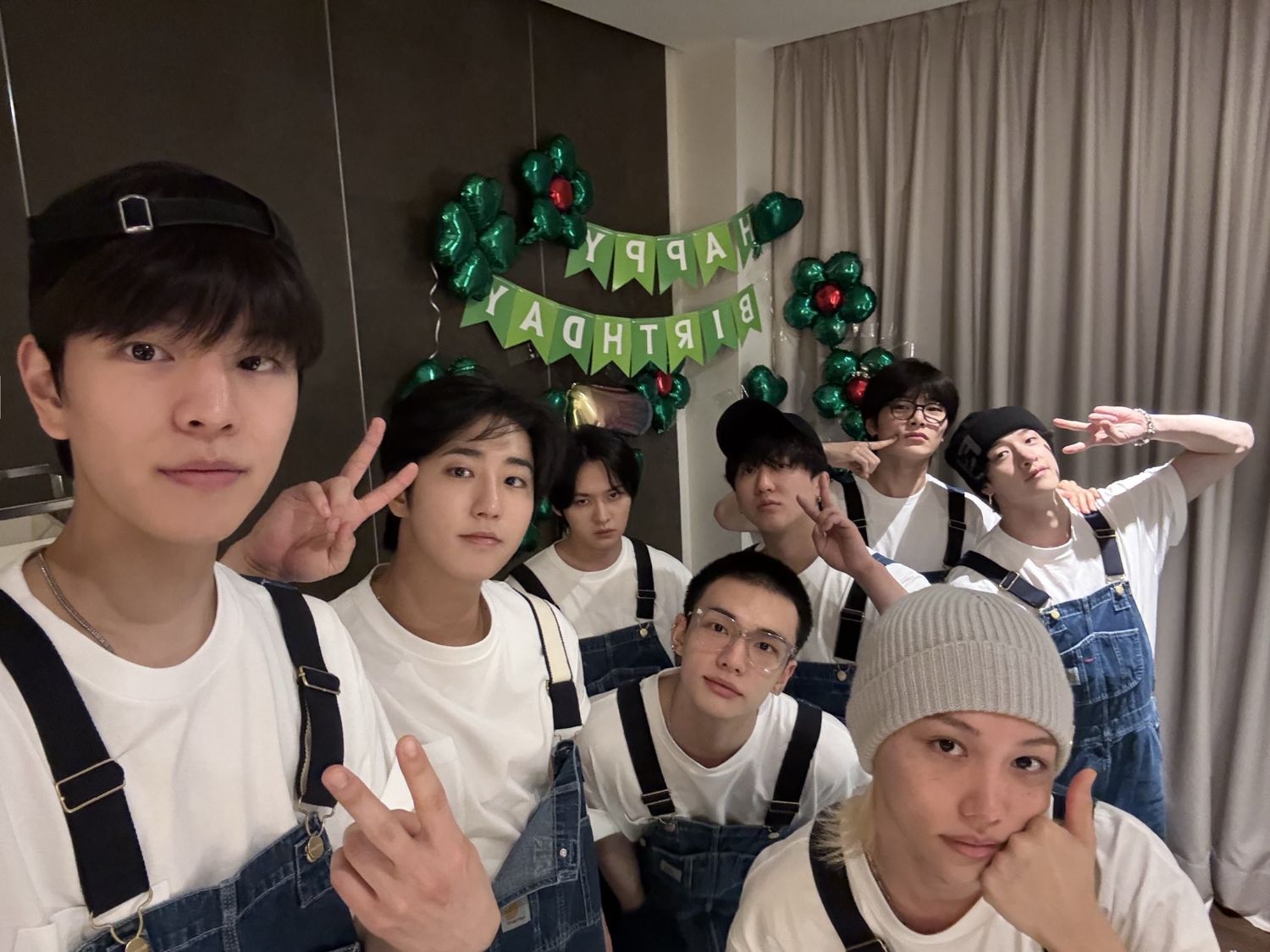 Behind-the-scenes cut of Stray Kids