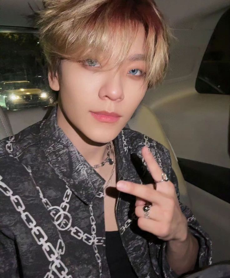 A moment captured by He Xinlong (ALPHA DRIVE ONE)'s fan