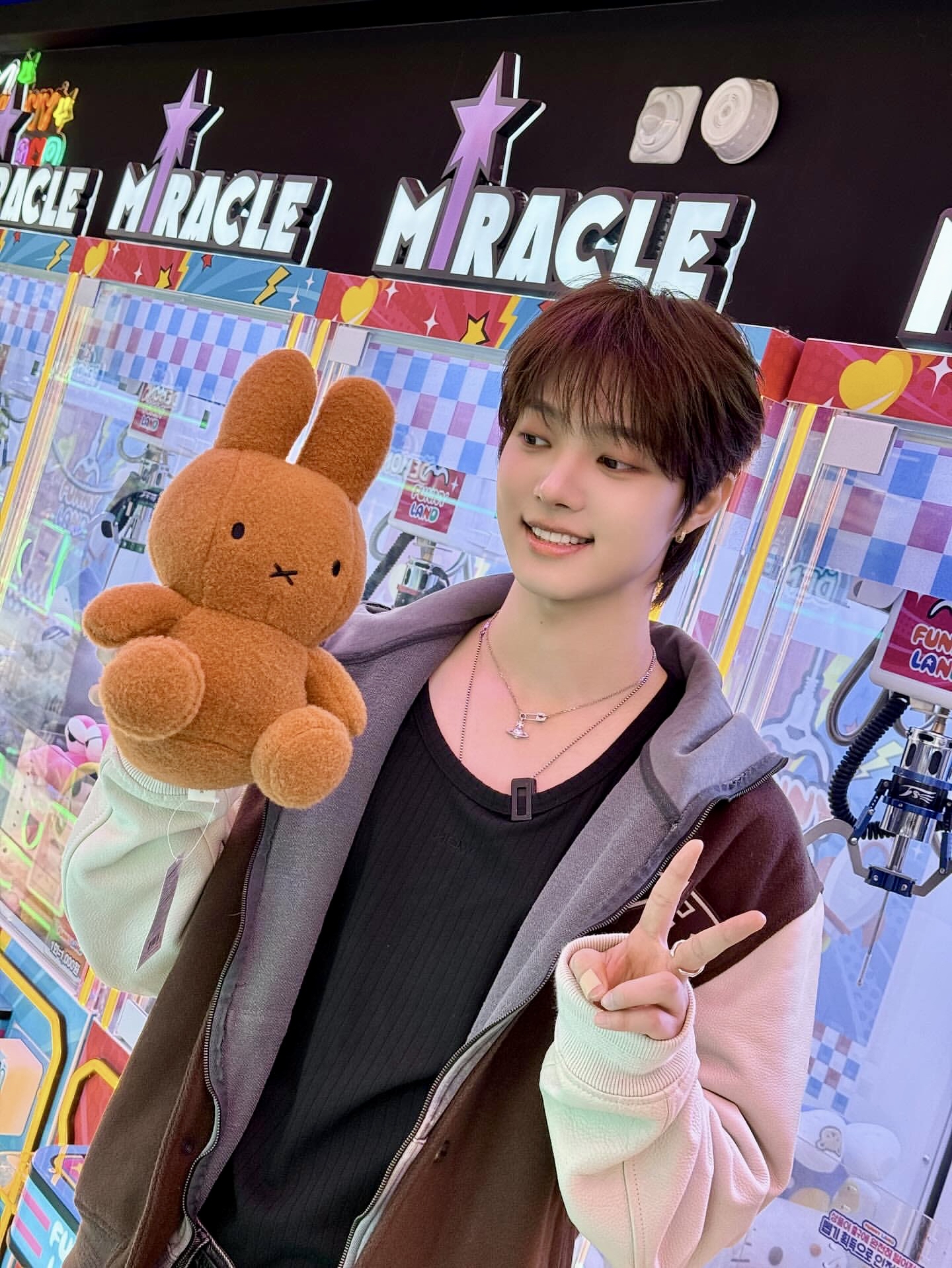 Latest photo of EJ (&TEAM)