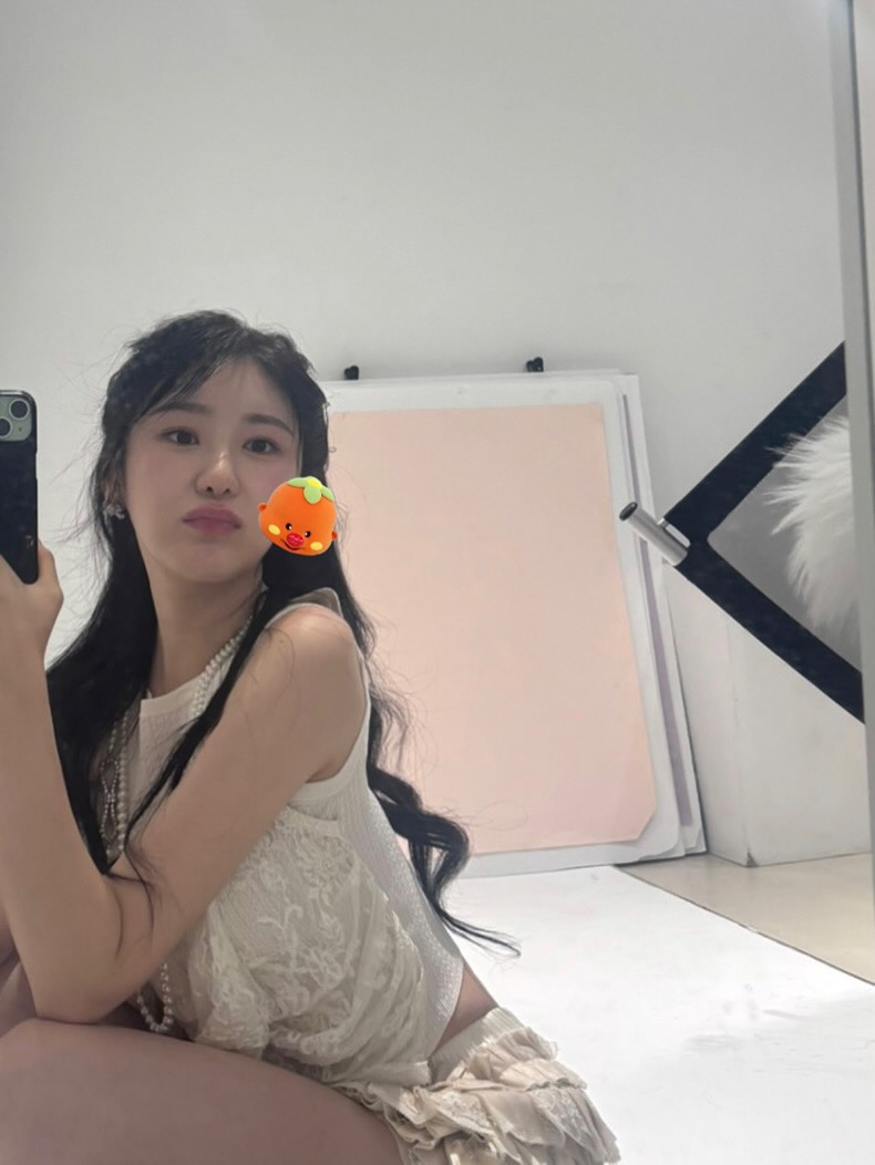 Behind-the-scenes cut of Lee Chaeyeon