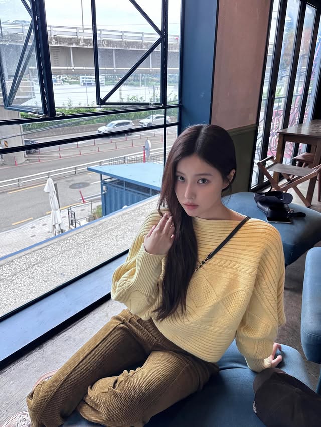 A moment captured by Kang Hyewon's fan