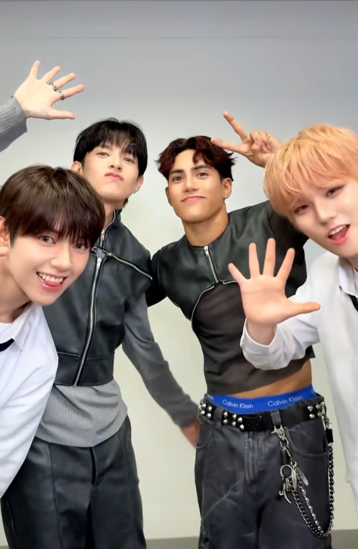 A moment captured by JL (AHOF)'s fan