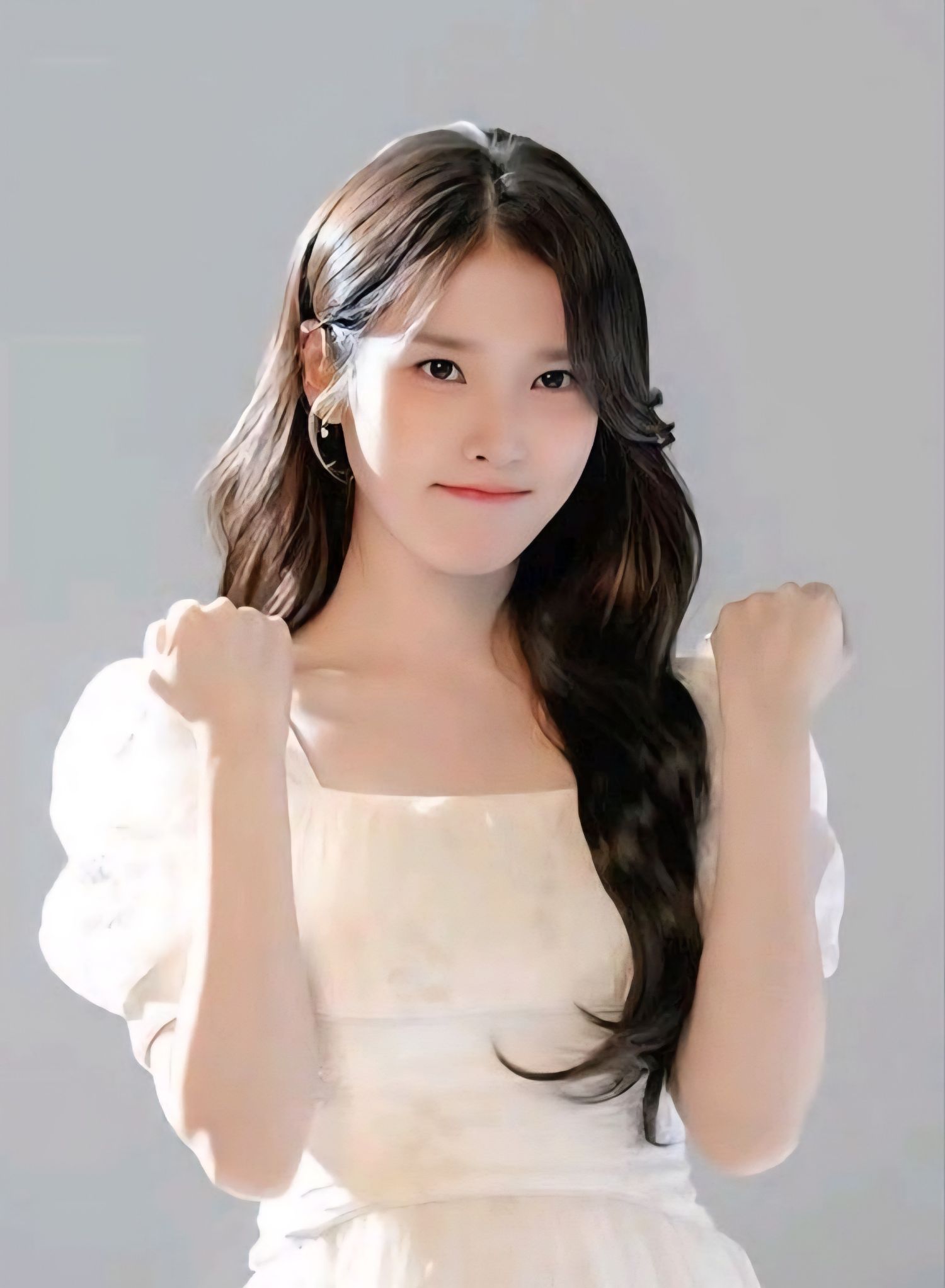 Behind-the-scenes cut of IU