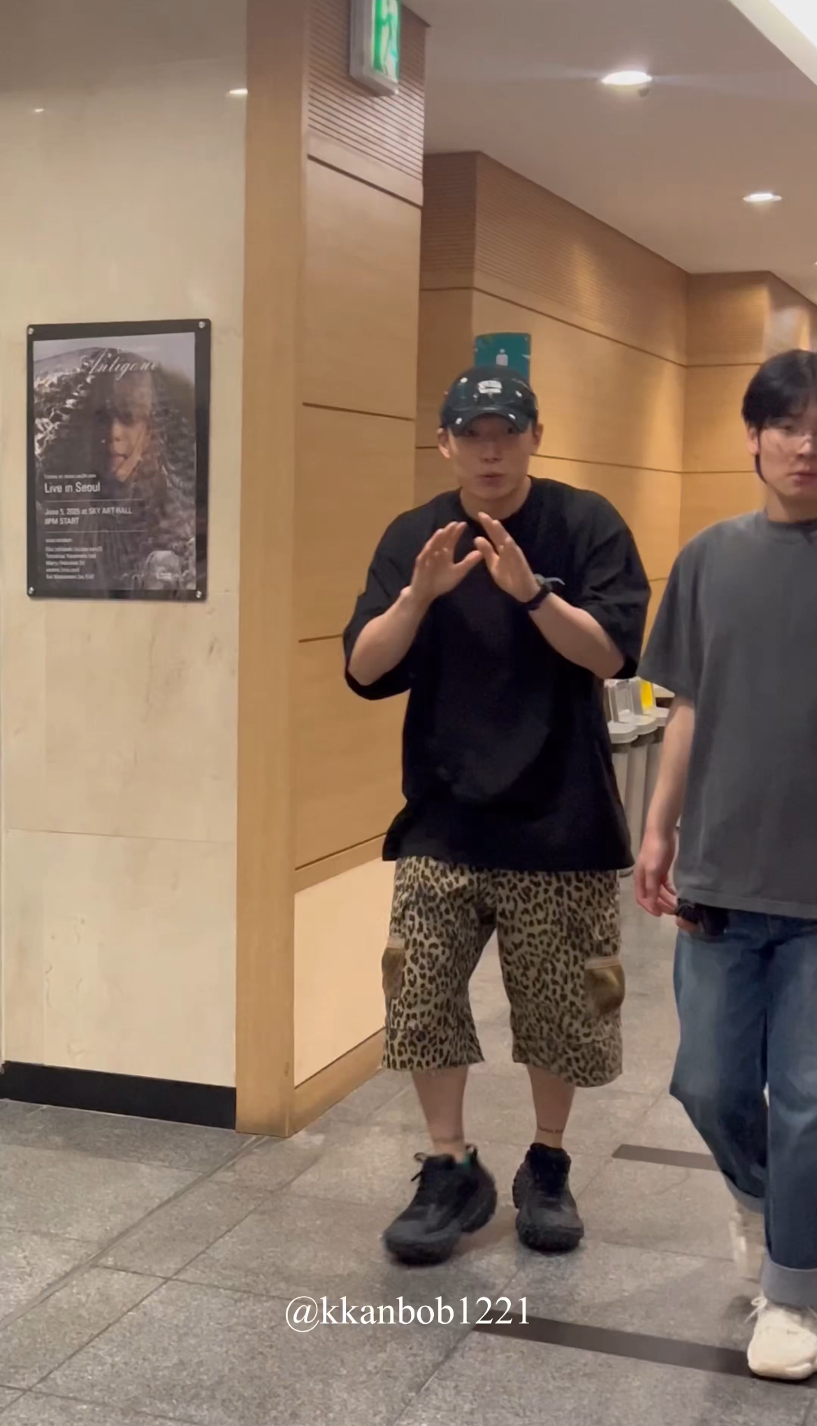 A moment captured by BOBBY (iKON)'s fan