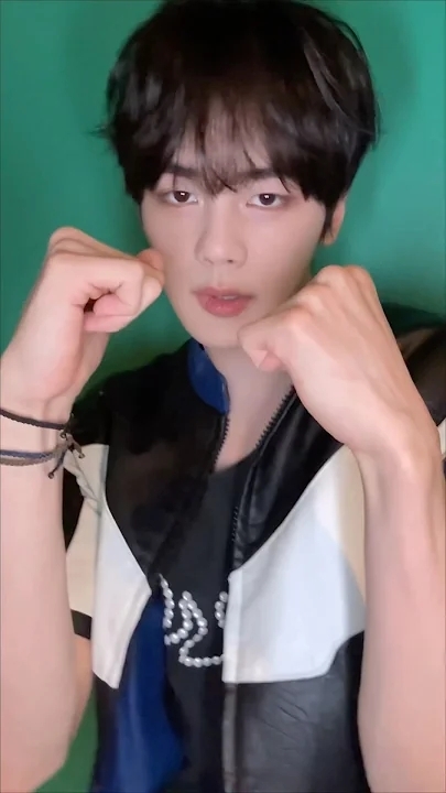 A heartfelt wallpaper shared by Kim Gyuvin (ZEROBASEONE)'s fans