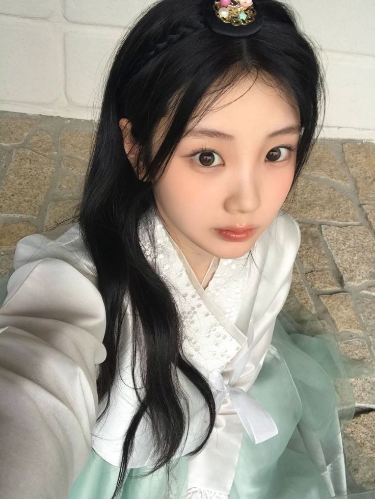 Behind-the-scenes cut of Wonhee (ILLIT)