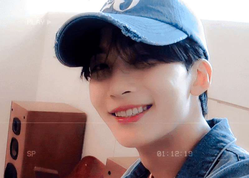 A moment captured by Jeonghan (SEVENTEEN)'s fan