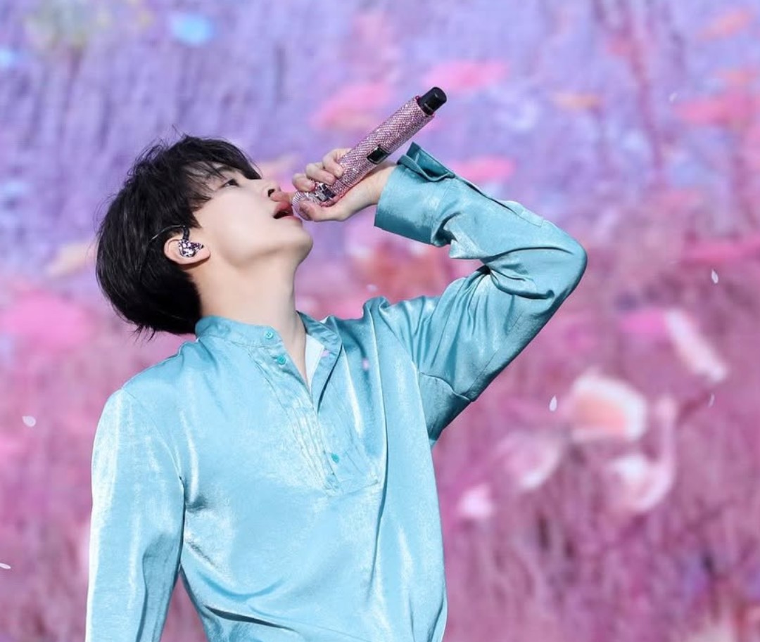 Recent activity shot of Jeonghan (SEVENTEEN)