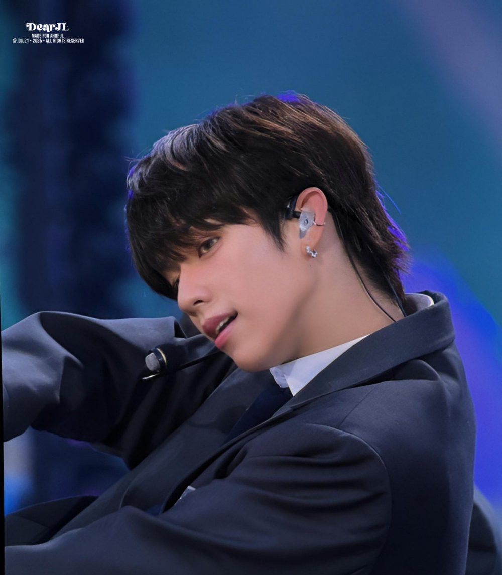 Behind-the-scenes cut of JL (AHOF)