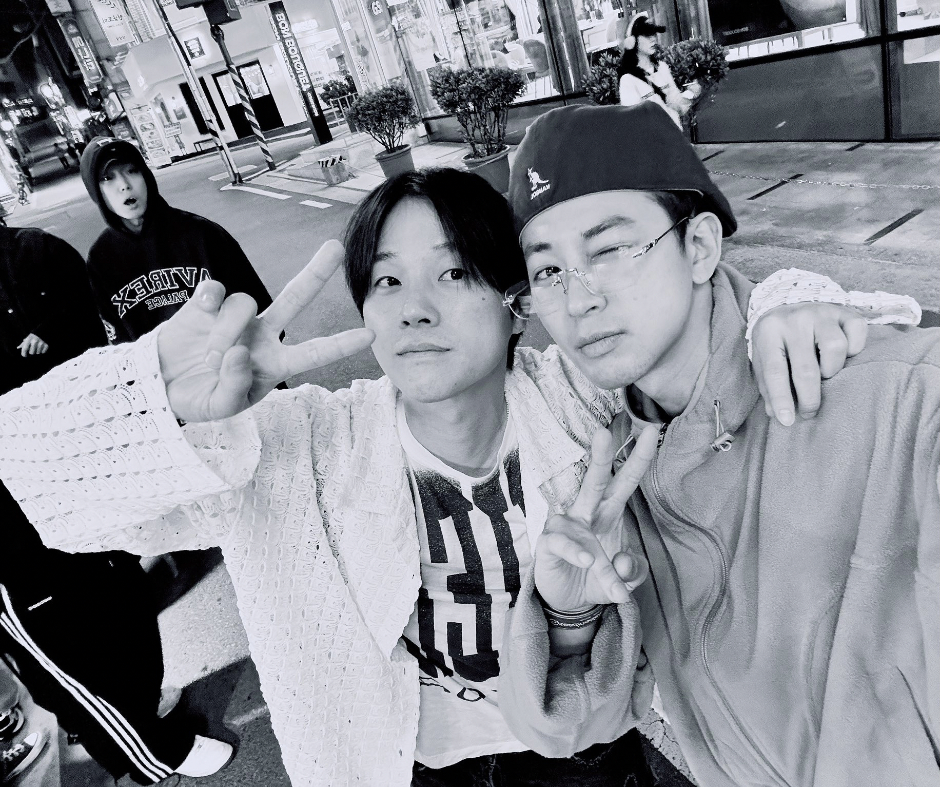 Behind-the-scenes cut of iKON