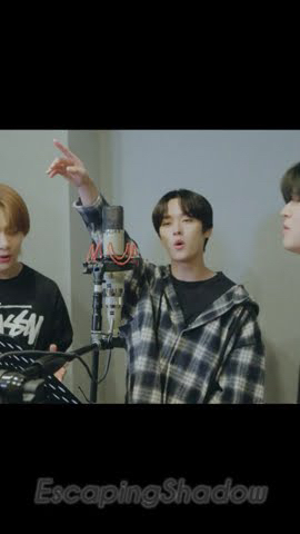 Latest photo of Lee Know (Stray Kids)