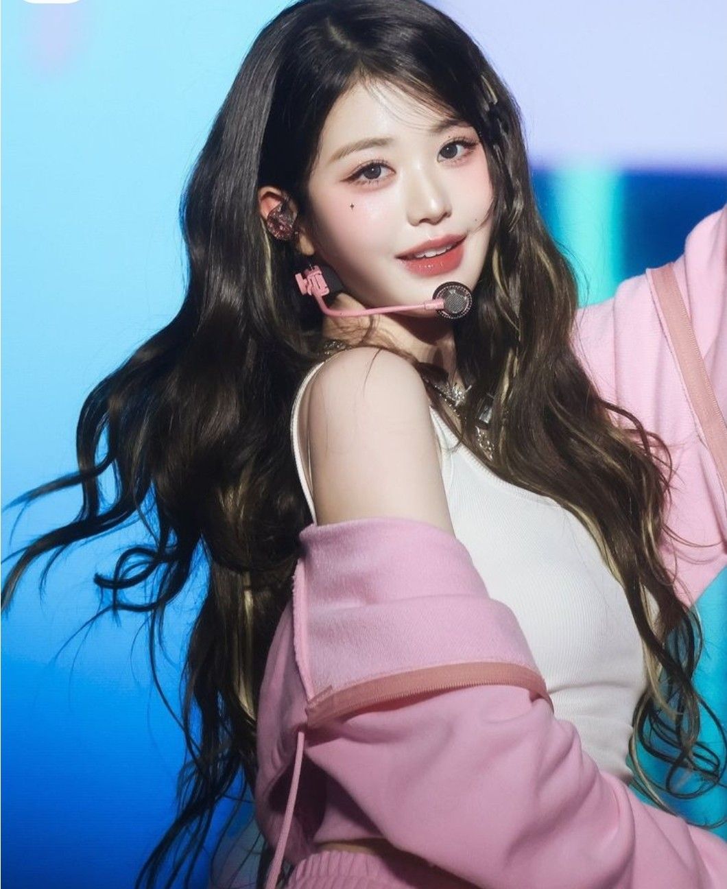 A moment captured by Jang Wonyoung (IVE)'s fan